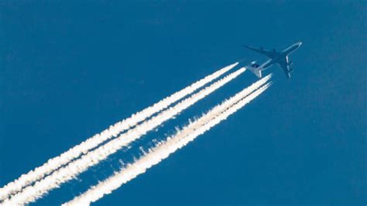 Do turboprops leave contrails?