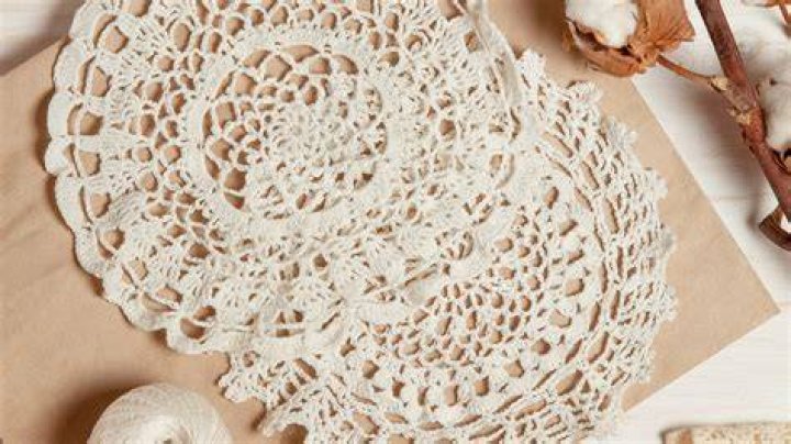 How do you make a paper lace doily?