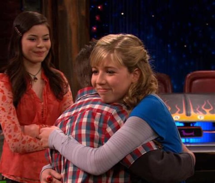 What episode does Sam kiss cat?