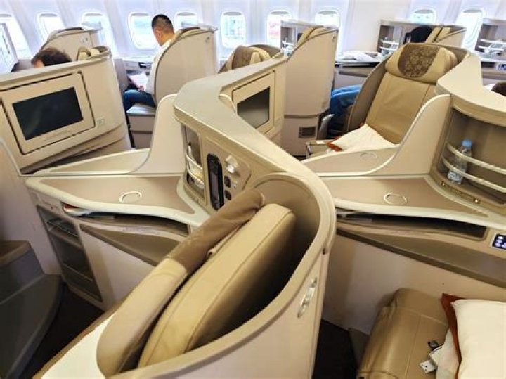 What is business class like on China Eastern Airlines?
