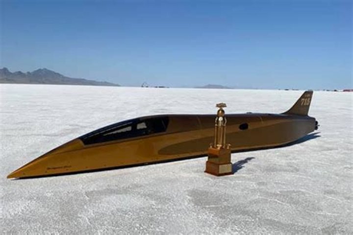 What is the land speed record for a piston engined cars?