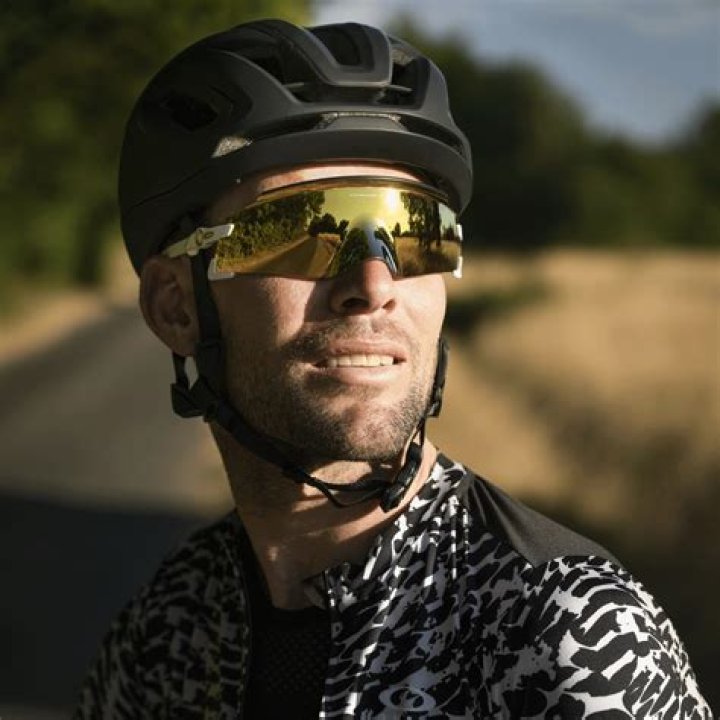 What Oakleys is Mark Cavendish wearing?