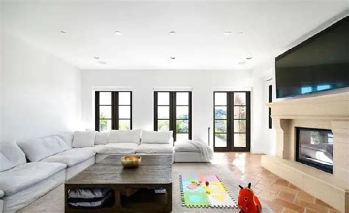 Where does Bella Thorne live?