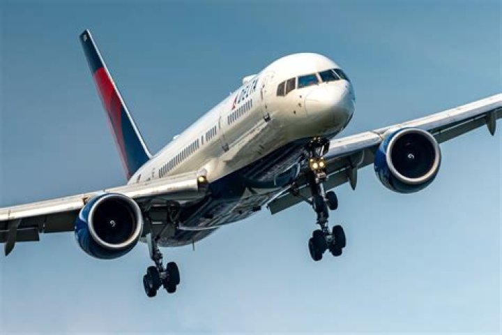 Which airlines fly out of LNK?
