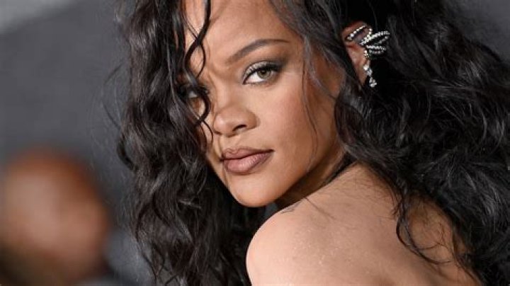 Who sang I want you to stay with Rihanna at the Grammys?